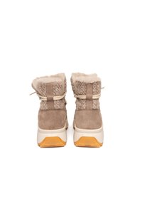 Brązowe zamszowe botki do kostki z teksturowanym brązowym kołnierzem z dzianiny, sztucznym futrem w środku oraz białą gumową podeszwą z żółtym akcentem.