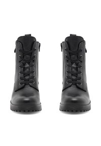 Un paio di stivaletti neri in pelle con lacci e cerniere laterali, mostrati frontalmente su uno sfondo bianco.