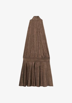 Rochie maro, fără mâneci, cu guler înalt. Prezintă un material texturat, un corset plisat și o fustă flared, plisată.