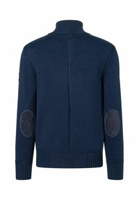 Marineblauer Strickpullover mit hohem Kragen, gerippten Bündchen und Saum, ausgestattet mit Wildleder-Ellenbogenpatches und einer zentralen Rückennaht.