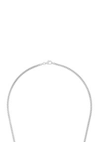 Srebrny naszyjnik łańcuszkowy z zapięciem typu homar na białym tle.