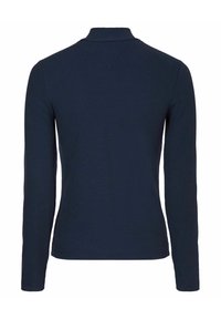 Marineblauw langemouwtop gemaakt van ribgebreide stof, met een hoge hals en een aansluitend ontwerp zonder zichtbare accenten of patronen.