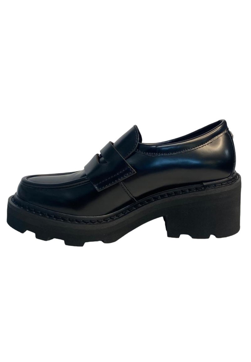 Mocassini in vernice nera con suola platform nera spessa, dotati di una fascia decorativa sulla parte anteriore e dettagli di cucitura visibili.