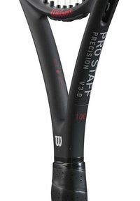 Zwarte tennisracket met een gladde afwerking, voorzien van een rood logo en witte tekst. Het handvat is getextureerd met kleine gaten ter verbetering van de grip.