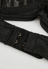 Czarny regulowany pasek materiałowy z dwoma metalowymi haczykami i zapięciem na rzep na białym tle.