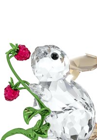 Clear crystal kanin som håller två röda hallon på en grön stjälk, med en detaljerad textur och ett mjukt pastellöron.