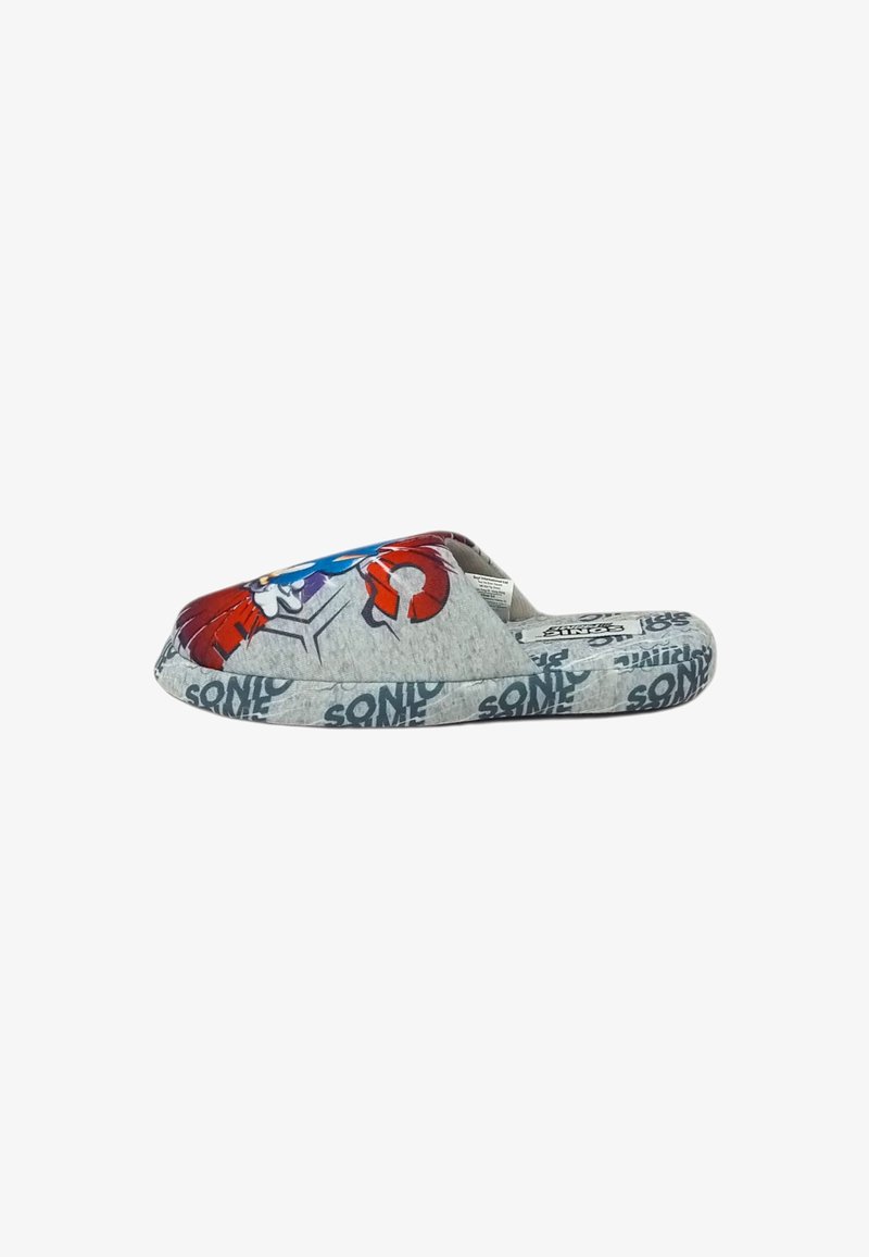 Pantofole in tessuto grigio con una vivace grafica di Sonic the Hedgehog in rosso e blu, con "SONIC" stampato in un motivo ripetuto sulla soletta.