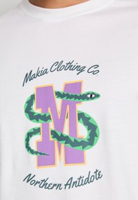 Makia VIPER - Μπλουζάκι με στάμπα - white