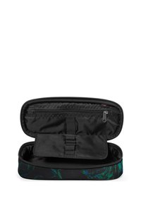 Borsa nera con zip, con un interno texturizzato e un motivo astratto nei toni del verde scuro e blu. Ha una tasca in rete e strap elastiche per l'organizzazione.