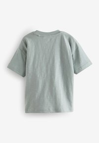 Lys grøn t-shirt med korte ærmer og ribbet rund hals. Stoffet har en subtil tekstur, og kanten er pænt afsluttet.