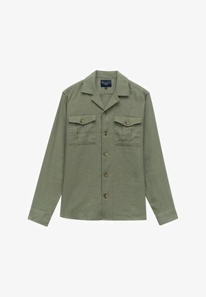Oliwkowa koszula z długim rękawem, z zapięciem na guziki, dwie kieszenie na piersi z klapą i guzikiem, wykonana z miękkiego materiału, usztywniony kołnierzyk, luźny krój.