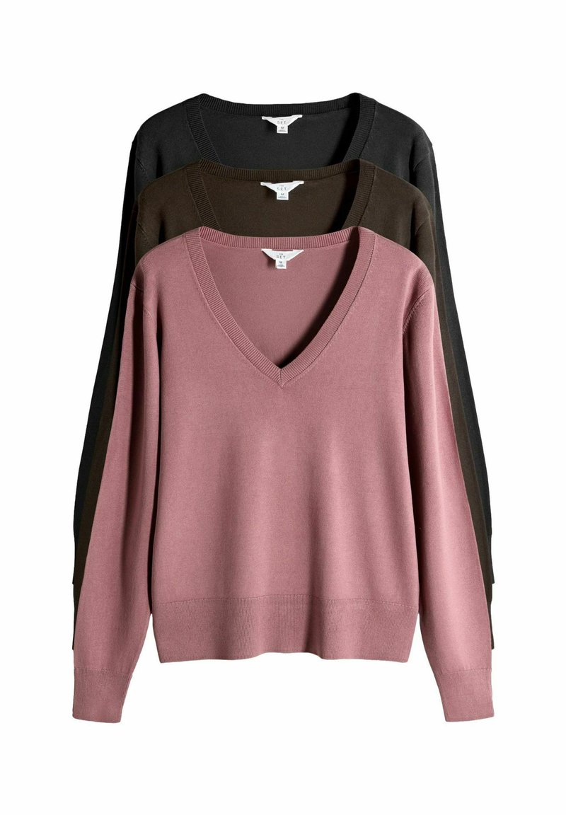 Tre maglioni a V in diverse colorazioni: uno rosa chiaro, uno marrone scuro e uno nero. Tessuto a maglia morbido, maniche lunghe.