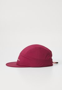 Mørker�ød løbehat lavet af letvægtsmateriale, med en buet skygge og justerbar snor bagpå for tilpasning. Glat tekstur med diskrete sømme.