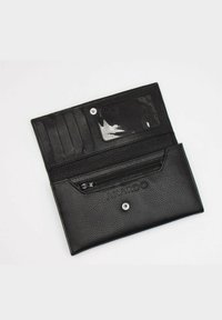 Portafoglio in pelle nera con finitura texture. Caratterizzato da una finestra trasparente per ID, scomparti per carte e un compartimento con zip. Chiusura a bottone a pressione.