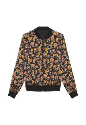 Chaqueta bomber floral con fondo negro, que presenta flores naranjas y amarillas. Cuello y puños acanalados, cierre con cremallera. Textura de tela suave.