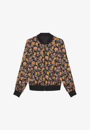 Chaqueta bomber floral con fondo negro, que presenta flores naranjas y amarillas. Cuello y puños acanalados, cierre con cremallera. Textura de tela suave.