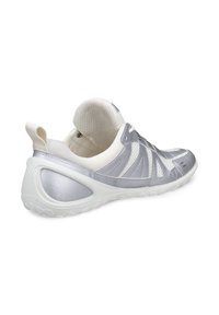 Ελαφρύ αθλητικό παπούτσι με ασημί και λευκό σχέδιο, επάνω μέρος από δίχτυ, υφασμάτινες λεπτομέρειες και επενδεδυμένο γιακά για άνεση.