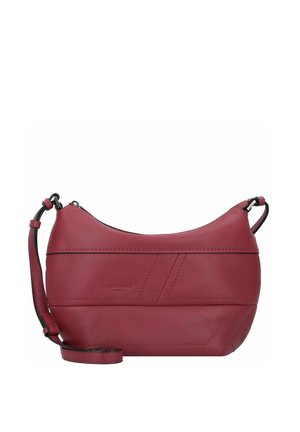 Sac d'épaule en cuir rouge avec une bandoulière réglable, une forme arrondie et des détails de couture subtils sur un fond uni.