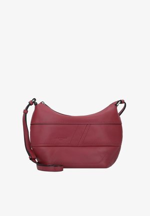 Rode leren schoudertas met verstelbare band, afgeronde vorm en subtiele stikdetails op een effen achtergrond.