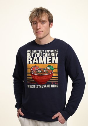 Marineblå sweatshirt med et fronttryk af en rød ramen-skål med nudler, kød og grøntsager. Tekst i fede hvide bogstaver indeholder humor.
