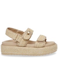 Beige Plattform-Sandalen mit gewebten Stoffriemen, Klettverschlüssen und profilierter Sohle. Mit goldfarbenen Hardware-Details.