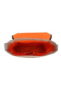 Borsa da viaggio grigia con interno arancione, chiusura a zip e ampia apertura. Presenta una texture liscia e materiale resistente.