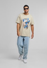 Upscale by Mister Tee LE PAPILLON OVERSIZE  - T-shirts print - wet sand