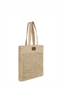 Borsa tote intrecciata beige con un design a griglia, dotata di due manici testurizzati e un accento in pelle marrone sulla parte anteriore.