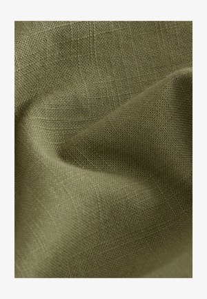 Olivgrüner Stoff mit strukturierter Webart, der subtile Tonvariationen zeigt und ein weiches, fallendes Aussehen erzeugt.