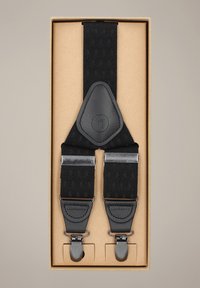 Czarne elastyczne szelki z teksturowanego materiału, z akcentami ze skóry i metalowymi klipsami, zaprezentowane w neutralnym kartonowym pudełku.