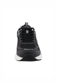 Must mustusneaker mustsüsi ülemise võrgusilma ja sünteetilise materjaliga, ühtlaste paeltega, tekstuuriga tallaga ja valgete aktsentidega. Sisel minajal mõlemal pole.