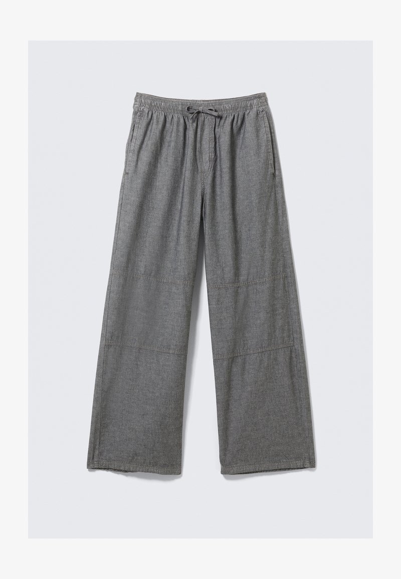 Pantaloni grigi a gamba larga realizzati in tessuto morbido. Presentano una cintura elastica con coulisse. Comprendono cuciture visibili e un design a vestibilità rilassata.