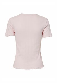 Różowa bluzka z krótkim rękawem o teksturowanym prążkowanym wzorze, z falbaniastymi brzegami na rękawach i u dołu oraz dopasowaną sylwetką.