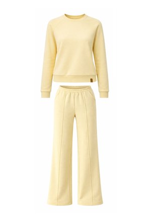 Ensemble de vêtements d'intérieur pour femme jaune clair avec sweat-shirt à manches longues et col rond et pantalon large à taille élastique.