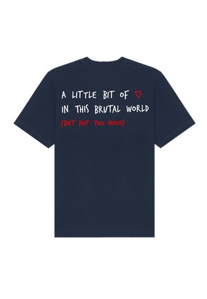 T-shirt in cotone blu navy con testo in bianco e rosso: "UN PO' DI ❤️ IN QUESTO MONDO BRUTALE (MA NON TROPPO)" sulla schiena.