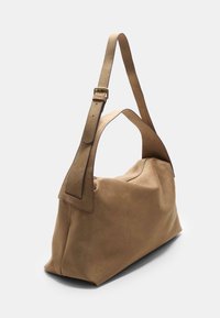 Helles Wildleder Schultertasche mit einem einzelnen breiten Tragegurt, Reißverschluss und einer weichen, strukturierten Form. Verfügt über eine Naht entlang der Kanten.