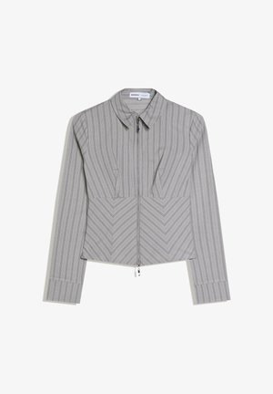 Grijze lange mouw jas met kraag, met verticale en visgraat gestreepte pinstripes, ritssluiting aan de voorkant en nauwsluitend taille detail.