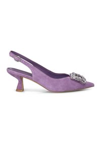 Zapato de tacón bajo tipo slingback de ante morado con punta afilada y detalle de pedrería brillante; cuenta con un strap ajustable.
