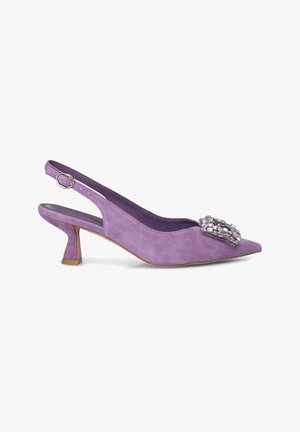 Zapato de tacón bajo tipo slingback de ante morado con punta afilada y detalle de pedrería brillante; cuenta con un strap ajustable.