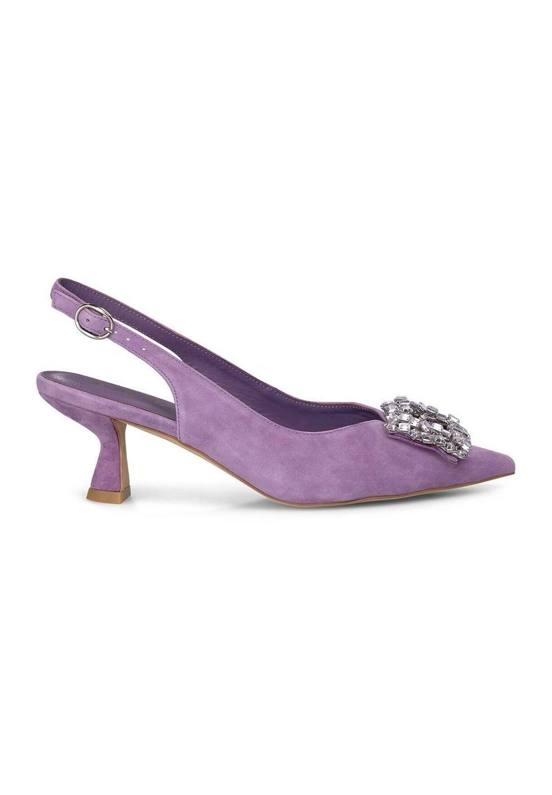 Zapato de tacón bajo tipo slingback de ante morado con punta afilada y detalle de pedrería brillante; cuenta con un strap ajustable.