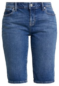 Denim bermudashorts in een mediumblauwe tint, met een klassiek ontwerp met vijf zakken, knoopsluiting en rafelige zoom. Over het geheel een gladde textuur.