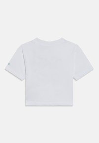 Λευκό κοντομάνικο t-shirt κατασκευασμένο από βαμβάκι. Διαθέτει κοντά μανίκια και στρογγυλή λαιμόκοψη. Εκτεθειμένες ραφές και μικρό τύπωμα κοντά στο αριστερό μανίκι.