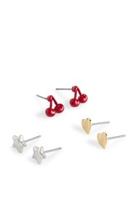 Set di quattro orecchini: orecchini a perno con ciliegie smaltate rosse, orecchini a perno a forma di stella in argento e orecchini a perno a forma di cuore in oro. Diverse forme e finiture metalliche.