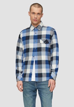 Geruiten flanellen overhemd in tinten blauw en grijs, met een knoopsluiting, lange mouwen en een borstzak met een zwarte accenten.