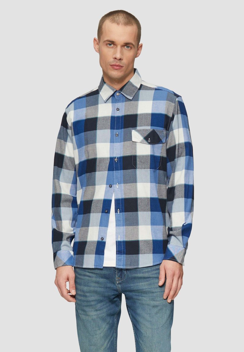 Geruiten flanellen overhemd in tinten blauw en grijs, met een knoopsluiting, lange mouwen en een borstzak met een zwarte accenten.