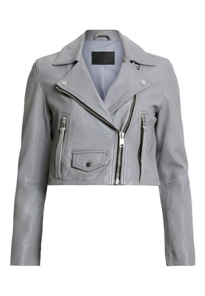 Giubbotto in pelle grigia da moto, corto, con colletto a punta, cerniera asimmetrica e due tasche frontali con zip. Texture liscia.