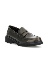 Mocassino in pelle grigio scuro con finitura liscia, punta cucita e fascia rialzata sulla tomaia. Suola in gomma nera spessa.