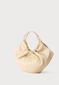 Μπεζ δερμάτινη τσάντα χειρός με ρυτιδωμένη κορυφή, χρυσή αλυσίδα και δερμάτινο λουρί ώμου, με διακριτικό λογότυπο της μάρκας σε λεία επιφάνεια.