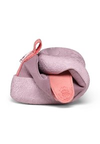 Scarpa di colore viola chiaro con superficie testurizzata, caratterizzata da una fascia accentuata rosa e un anello per un facile trasporto. Materiale morbido e flessibile.