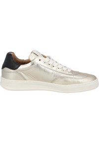 Metallic silberne Sneaker mit glatter Textur, weißen Schnürsenkeln und einem kontrastierenden schwarzen Fersenakzent. Verfügt über eine gestickte Detailverarbeitung und ein niedriges Profil.